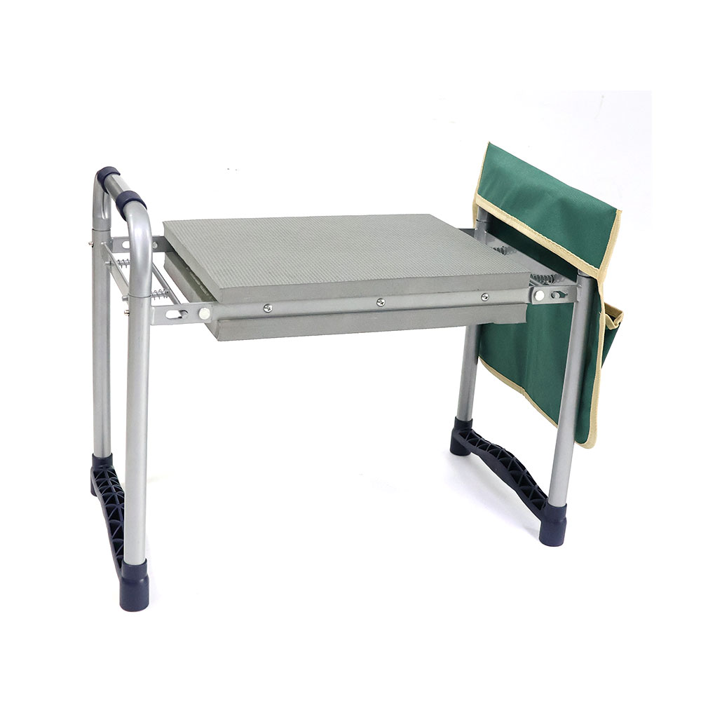 Gàrradh farsaing air a ghlùinean